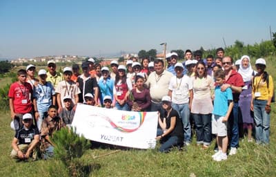 <p><font face="verdana,geneva" size="2">Sakarya'ya yaptıkları gezide Yozgatlı &ouml;ğrencilerin <strong>en &ccedil;ok beğendiği yer Karasu il&ccedil;esi</strong> oldu. Bir g&uuml;n boyunca il&ccedil;enin her yerini karış karış gezen misafir &ouml;ğrencilerin bir&ccedil;oğu hayatlarında <strong>ilk kez g&ouml;rd&uuml;kleri deniz</strong> karşısında b&uuml;y&uuml;k heyecan duydu. Karadeniz'in u&ccedil;suz bucaksız g&ouml;r&uuml;nt&uuml;s&uuml;n&uuml; dakikalarca seyreden &ouml;ğrenciler, &ouml;ğretmenlerinin g&ouml;zetiminde deniz kenarında dolaşmanın keyfini yaşadı.<br /></font></p>