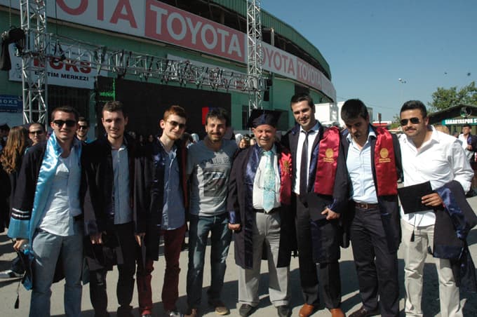 60 yaşında 4. üniversiteyi bitirdi