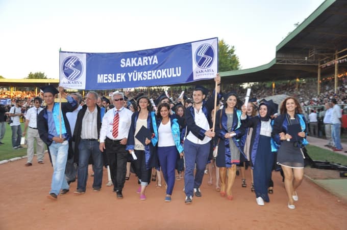 Sakarya Üniversitesi, mezunlarını coşkuyla uğurladı