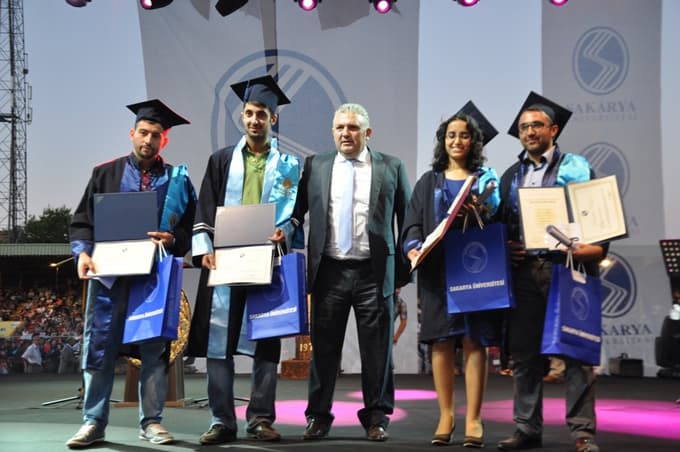 Sakarya Üniversitesi, mezunlarını coşkuyla uğurladı