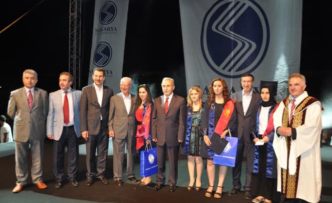 Sakarya Üniversitesi, mezunlarını coşkuyla uğurladı