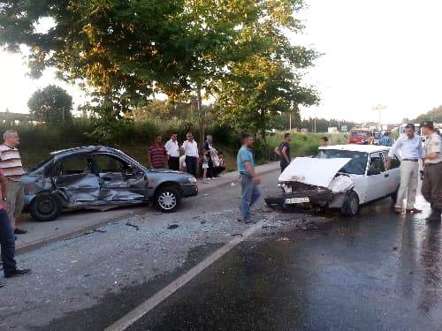 Köpeğe çarpmamak için kaza yaptı:5 yaralı