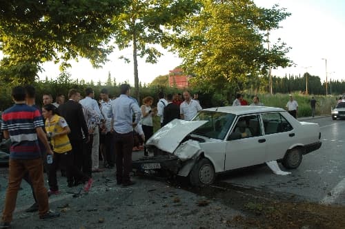 Köpeğe çarpmamak için kaza yaptı:5 yaralı
