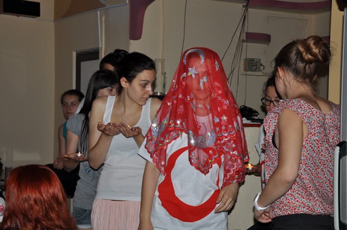 Avrupalı gençler Türk düğün kültürüne hayran kaldı