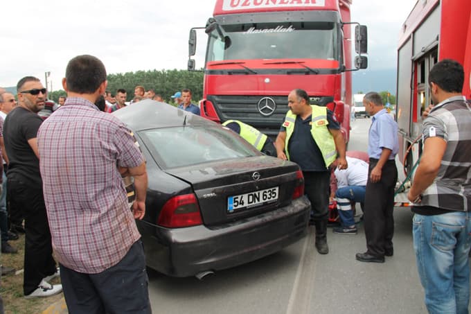 TIR'la otomobil çarpıştı: 2 yaralı