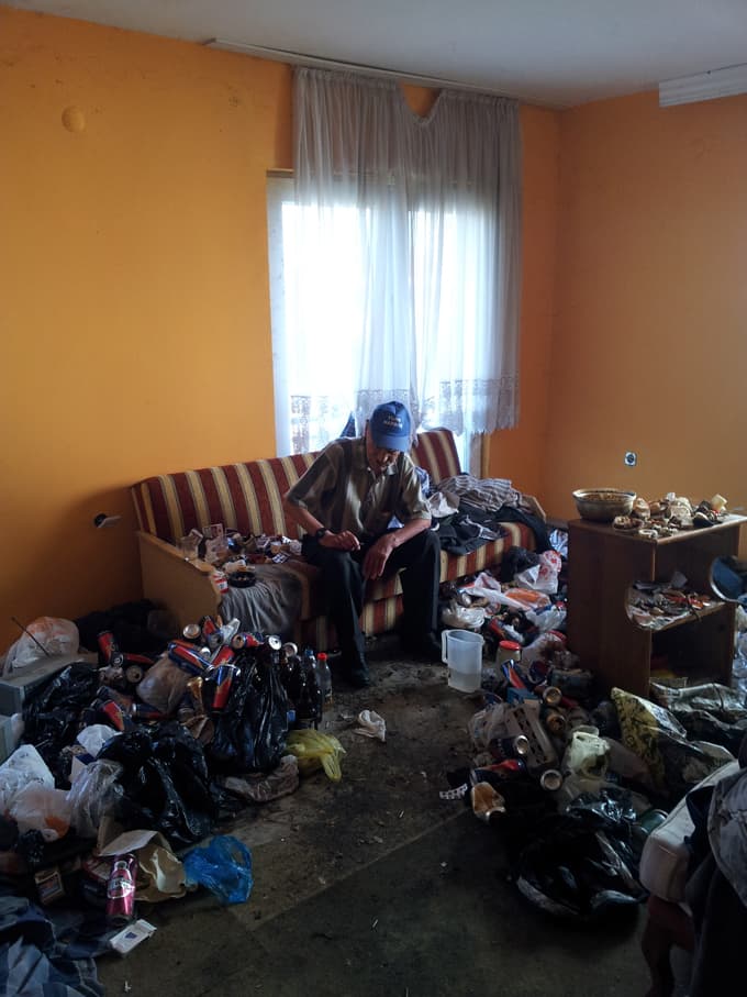 Yaşlı adamın çöp evi temizlendi
