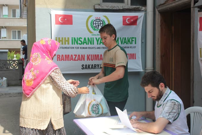 İhtiyaç sahiplerine ramazan kumanyaları dağıtılıyor
