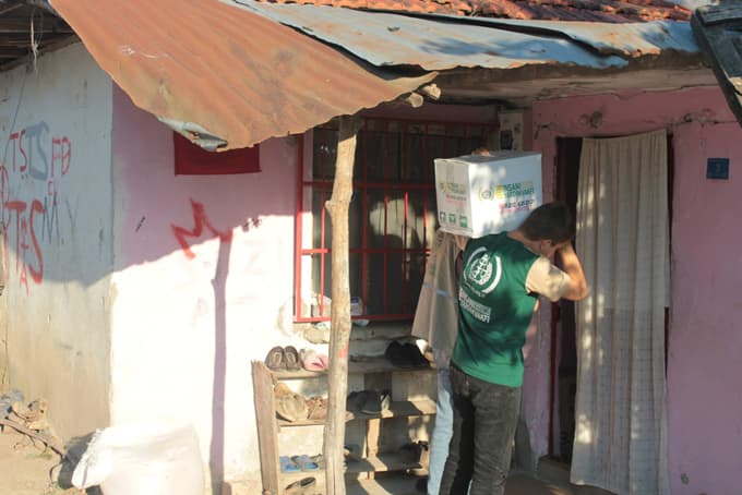 İhtiyaç sahiplerine ramazan kumanyaları dağıtılıyor
