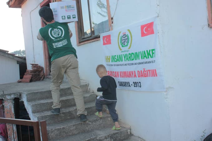 İhtiyaç sahiplerine ramazan kumanyaları dağıtılıyor