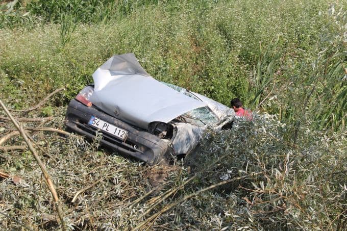 Aşırı hız yapan otomobil tarlaya uçtu