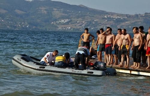Serinlemek için göle giren genç boğuldu