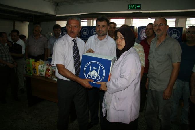 Adapazarı Belediyesi, personeline erzak dağıttı
