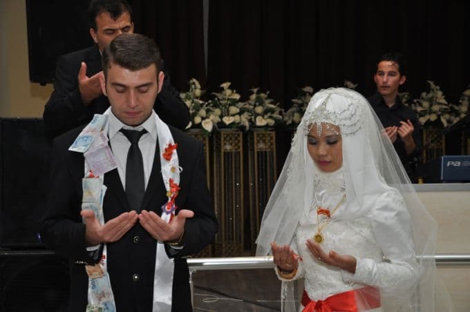 Önce müslüman oldu, sonra da evlendi