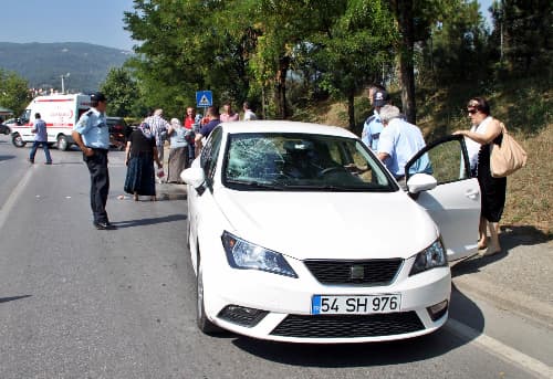 Yolun karşısına geçmek isteyen adama otomobil çarptı