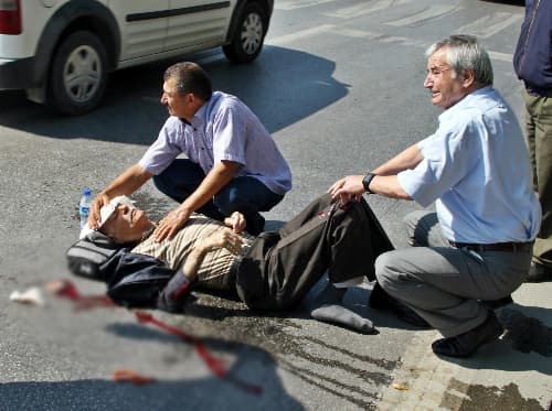 Yolun karşısına geçmek isteyen adama otomobil çarptı