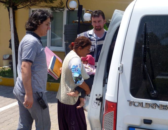 Falcı kadın kucağında bebeği ile yakalandı