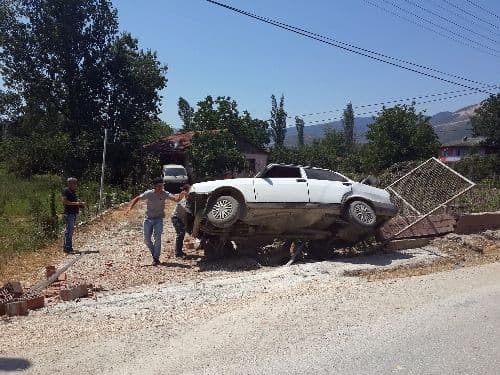 Takla atan otomobil bahçe duvarına çarptı