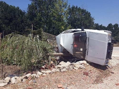 Takla atan otomobil bahçe duvarına çarptı