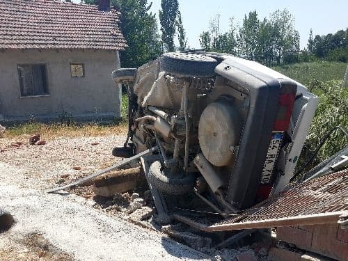 Takla atan otomobil bahçe duvarına çarptı