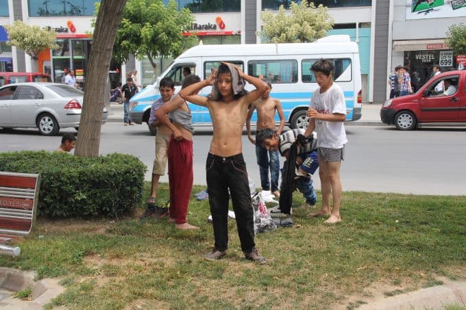 Tehlikeli olmasına rağmen süs havuzunda yüzdüler