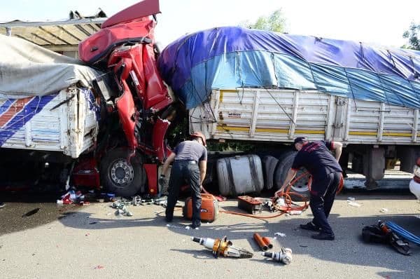 Sapanca'da 3 kamyon birbirine girdi: 1 ölü, 1 yaralı