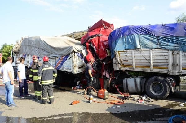 Sapanca'da 3 kamyon birbirine girdi: 1 ölü, 1 yaralı
