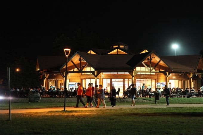 Kent Park'taki kafeterya açıldığı gün doldu taştı