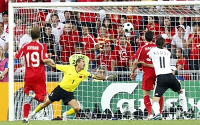 <p><font size="2"><font face="verdana,geneva"><strong><font color="#cc0000">Bir Kez Geldiler Gol Oldu...</font></strong><br />Gol&uuml;n moraliyle Alman kalesinde daha &ccedil;ok g&ouml;z&uuml;kmeye başladık, sağlı-sollu ortalarla ikinci gol&uuml; bulmak i&ccedil;in y&uuml;kleniyorduk. Ama bu heyecanımız pahalıya patladı. İkinci gol&uuml; bulmak i&ccedil;in &ccedil;ok adamla kazandığımız kornerde Alman ceza sahasına y&uuml;klendik, d&ouml;nen topta Almanlar kontra atağa kalktı, 26. dakikada Podolski sol kanattan ceza sahamıza yerden ortasını yaptı, Schweinsteiger ayak koydu ve topu ağlarımıza g&ouml;nderdi. </font></font></p><p><font size="2"><font face="verdana,geneva"><strong><font color="#cc0000">Almanlar Değişiklik İle Başladı...</font></strong><br />İlk yarısı futbol olarak takımımızın &uuml;st&uuml;nl&uuml;ğ&uuml; ile ge&ccedil;en karşılaşmanın ikinci yarısına Almanlar oyuncu değişikliği ile başladı. İlk yarıda Ayhan ile girdiği hava topu m&uuml;cadelesinde kaşı a&ccedil;ılan Rolfes yerini Frings'e bıraktı. İkinci yarıda daha kontroll&uuml; bir futbol oynadık ve Almanlar bu yarının başında kalemizde daha &ccedil;ok g&ouml;z&uuml;kmeye başladı. 60. dakikadan sonra oyunda yeniden dengeyi sağlamaya başladık. Yine o ilk yarıdaki g&uuml;zel oyunumuzu sergilemeye başladık ve ayağa paslarla <strong>rakibi yine kendi yarı sahasına &ccedil;ekilmek zorunda bıraktık.</strong> Oyunda &uuml;st&uuml;nl&uuml;ğ&uuml; ele ge&ccedil;irdiğimiz dakikalarda kalemizde 79. dakikada gol&uuml; g&ouml;rd&uuml;k. Yediğimiz golden iki dakika sonra Terim oyuna m&uuml;dahale etti ve Ayhan'ı kenara alıp Mevl&uuml;t'&uuml; sahaya s&uuml;rd&uuml;. Bu değişiklik ile de yetinmeyen Terim, 84. dakikada Uğur Boral'ın yerine G&ouml;kdeniz'e gol bulabilmek i&ccedil;in g&ouml;rev verdi. </font></font></p>