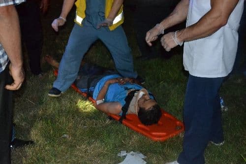Otomobil, akaryakıt istasyonunun panosuna çarptı