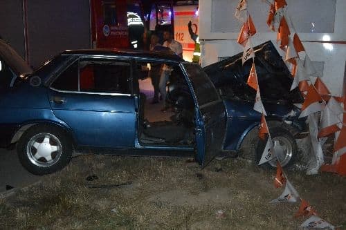 Otomobil, akaryakıt istasyonunun panosuna çarptı