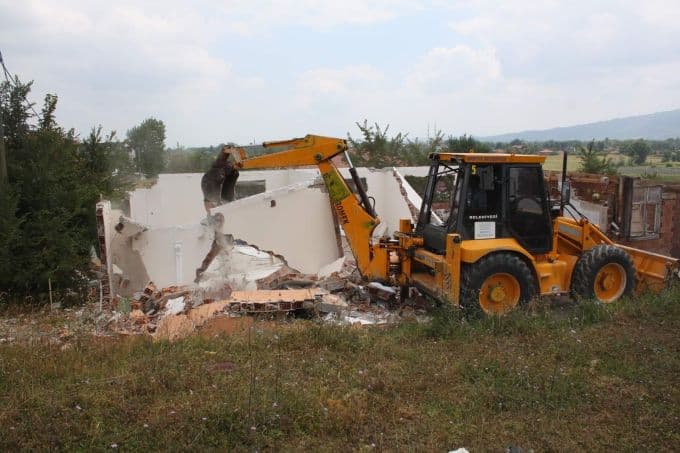 Arifiye'deki kaçak yapı yıkıldı