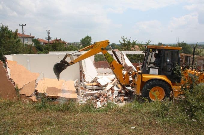 Arifiye'deki kaçak yapı yıkıldı