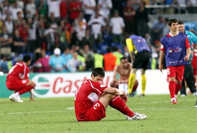 <p><font size="2"><font face="verdana,geneva"><strong><font color="#cc0000">Bir T&uuml;rkiye Klasiği...</font></strong><br />Almanlar ma&ccedil;ın bitimine 11 dakika buldukları golle, finale &ccedil;ıkdıklarını zannettiler ama unuttukları birşey vardı, <strong><font color="#cc0000">biz T&uuml;rk't&uuml;k.</font></strong> 86. dakikada Sabri sağ kanattan &ccedil;ok iyi geldi, m&uuml;kemmel bir &ccedil;alımla Lahm'ı ge&ccedil;ti, yerden &ouml;n direğe kestiği topa Semih ayak koydu ve topu ağlara g&ouml;nderdi. İşte yine geri geldik. </font></font></p><p><font size="2"><font face="verdana,geneva"><font color="#cc0000"><strong>Bu gol hesapta yoktu...</strong></font><br />A Milli Futbol Takımımız, hakettiği finale 90. dakikada yediği golle veda etti. Almanlar'ın son dakikada gelişen atağında Lahm ceza sahamız i&ccedil;inde kalecimiz ile karşı karşıya kaldı, vuruşu ağlarımıza gitti. <br /><br />Kaynak: sporx.com<br /></font></font></p>