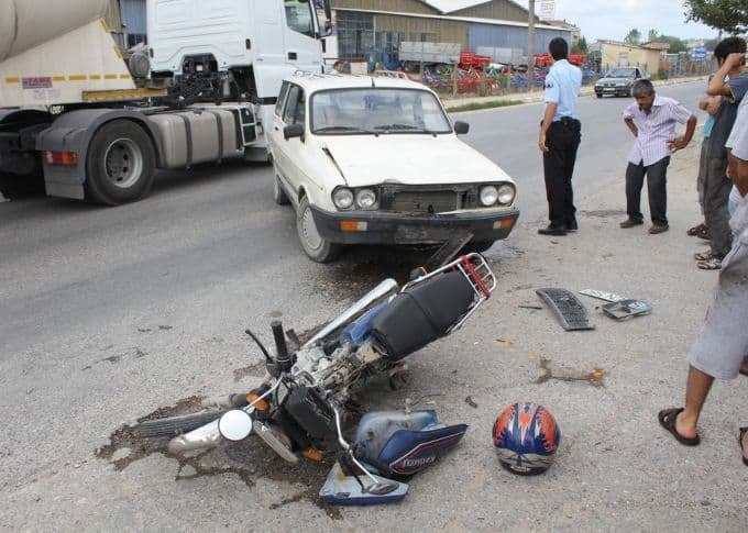 Benzin istasyonuna girmek isterken motosiklete çarptı