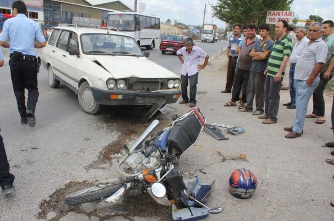 Benzin istasyonuna girmek isterken motosiklete çarptı