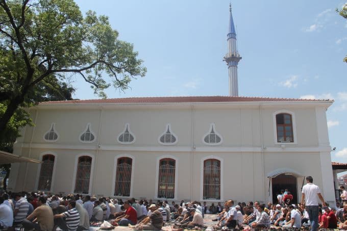 Ramazan'ın ilk Cuma namazında cemaat camilere sığmadı