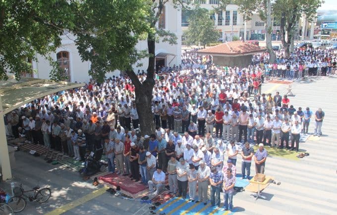 Ramazan'ın ilk Cuma namazında cemaat camilere sığmadı