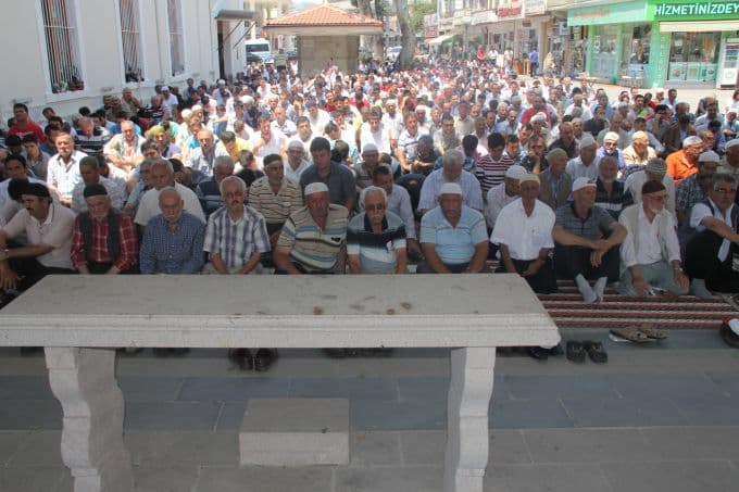 Ramazan'ın ilk Cuma namazında cemaat camilere sığmadı