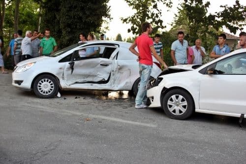 Sapanca'da 3 otomobil birbirine girdi
