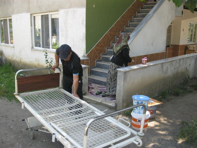 Yardıma muhtaç kişilere eşya ve gıda yardımı yaptılar