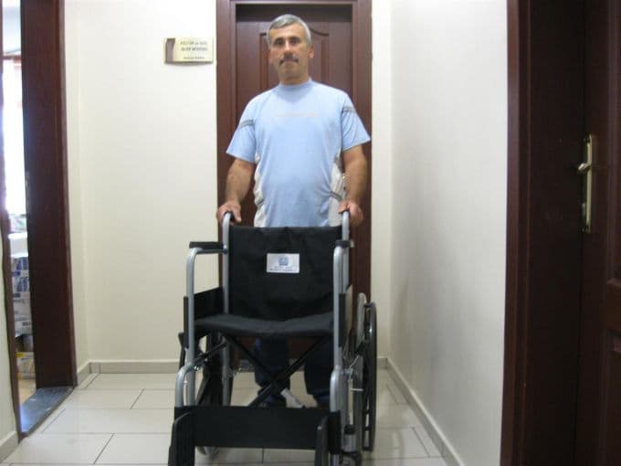 Yardıma muhtaç kişilere eşya ve gıda yardımı yaptılar