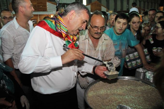 Başkan Toçoğlu elleriyle keşkek dağıttı