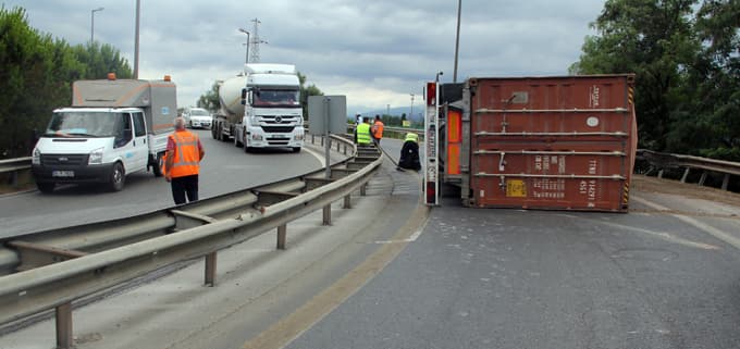 Otoban girişinde TIR devrildi: 1 yaralı