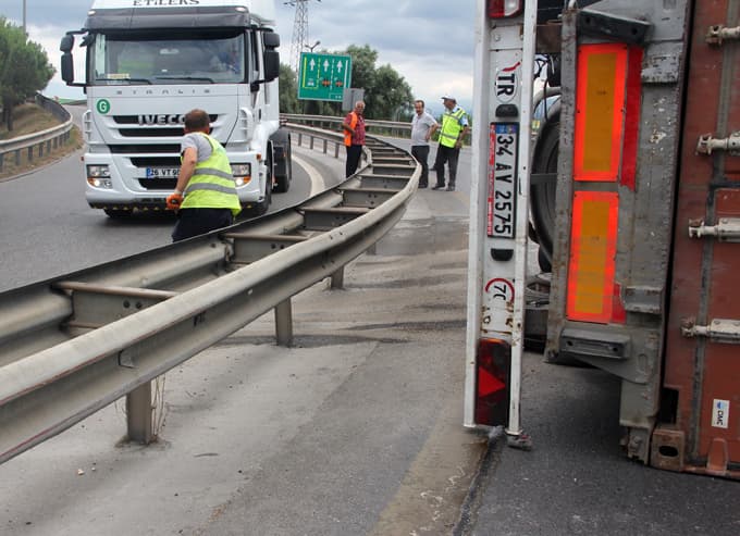 Otoban girişinde TIR devrildi: 1 yaralı