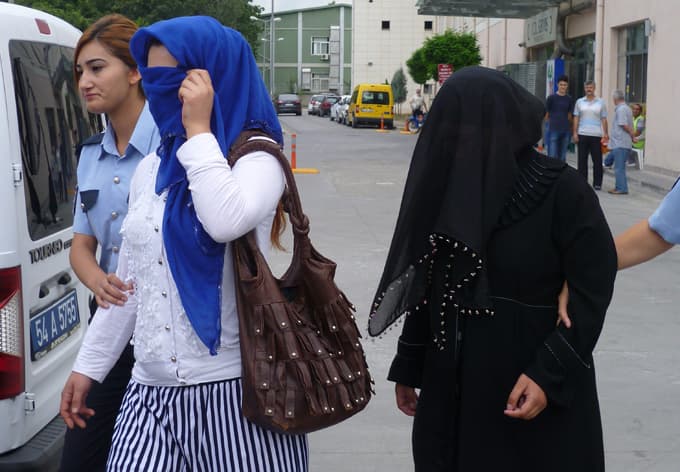 Ev sahiplerini oyalayıp takıları çalıyorlardı