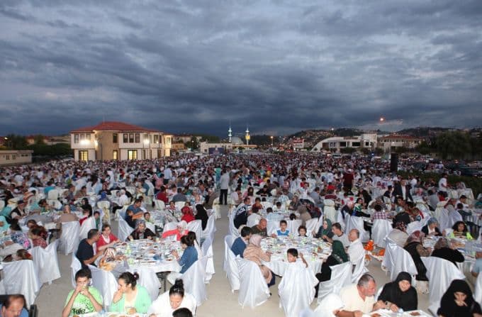 Serdivan'da 9 bin kişi gönül sofralarında buluştu
