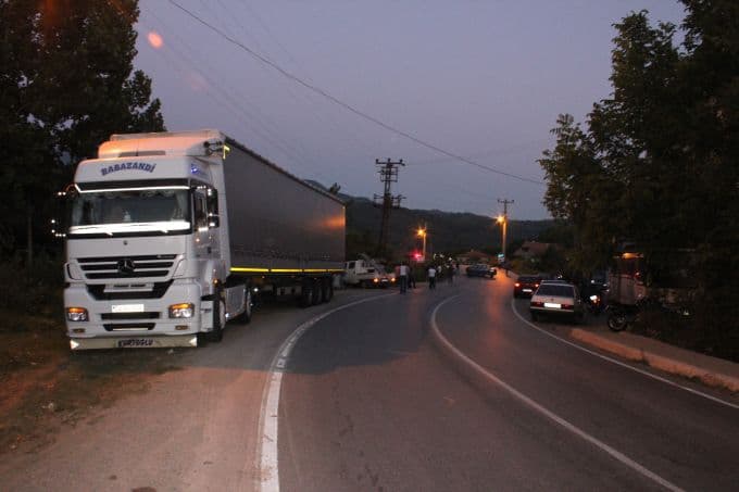 TIR'ın dorsesine çarpan otomobil köprüden uçtu