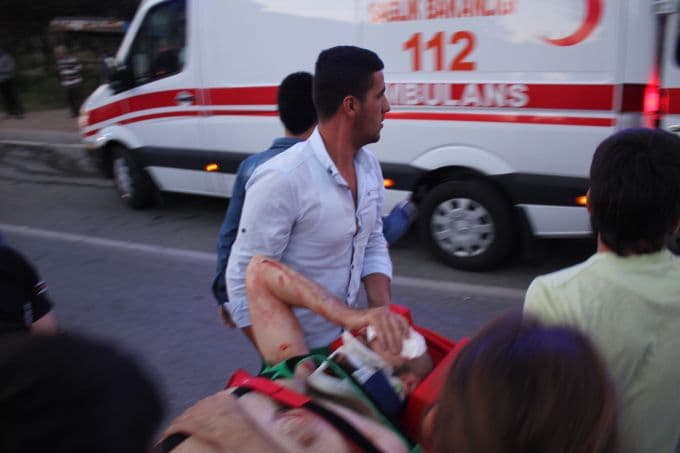 TIR'ın dorsesine çarpan otomobil köprüden uçtu