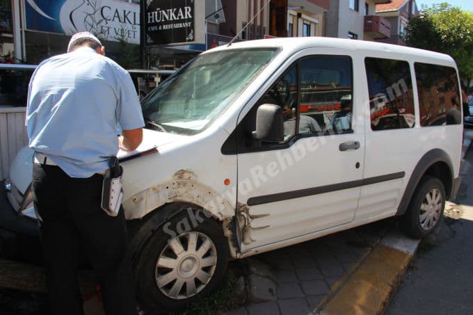 Kaldırıma çıkan panelvan, ağacı devirdi