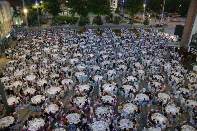 6 bin kişi Adapazarı Belediyesi önünde buluştu